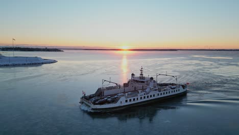 Toma-De-Seguimiento-Aéreo-Del-Ferry-Kingston-Wolfe-Island-Al-Amanecer