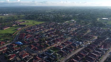 Video-De-Drones-Del-Municipio-Suburbano-De-Alta-Densidad-De-Cascadas-En-Harare,-Zimbabwe