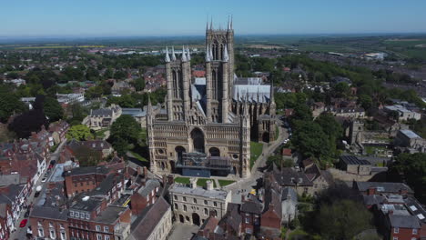 Establecimiento-De-Tiro-Girando-Alrededor-De-La-Catedral-De-Lincoln-En-Un-Día-Soleado-En-El-Reino-Unido