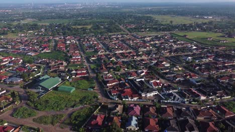 Drohnenvideo-Von-Wasserfällen-In-Einem-Vorort-Mit-Hoher-Dichte-In-Harare,-Simbabwe