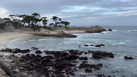 Menschen-Surfen-Am-Lover&#39;s-Point-Beach-In-Monterey,-Kalifornien