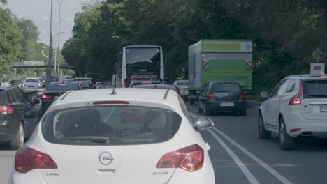 Stau-Auf-Der-Autobahn-Bei-München,-Deutschland,-Pov-Aus-Dem-Stau