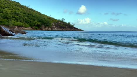 Mahé,-Seychellen,-Wellen-Am-Ufer-Am-Großen-Strand