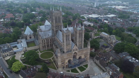 Establecimiento-De-Tiro-Girando-Alrededor-De-La-Catedral-De-Lincoln-En-Mal-Tiempo-Nublado