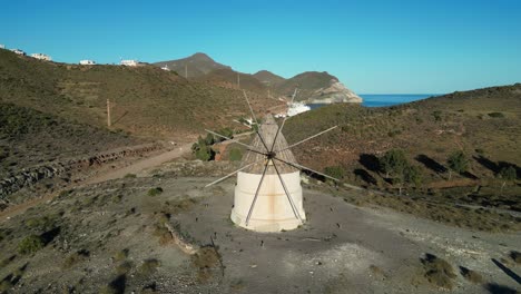 Antiguo-Molino-De-Viento-En-Cabo-De-Gata,-Andalucía,-España---Antena-4k-Dando-Vueltas