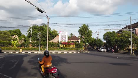 Blahbatuh-Bali,-Indonesia,-Roundabout-Street,-Center-of-the-Village-in-Gianyar,-Balinese-Traffic-with-Cars,-Scooters,-Motorbikes-on-a-Sunny-Day,-Establishing-Shot,-60-Fps