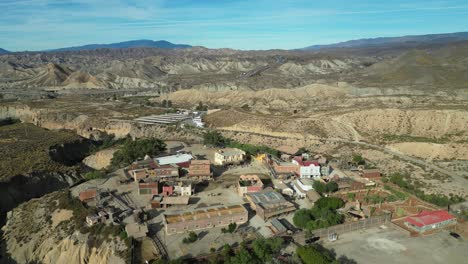 Oasis-Mini-Hollywood-En-El-Desierto-De-Tabernas,-Almería,-Andalucía,-España---Antena-4k-Dando-Vueltas