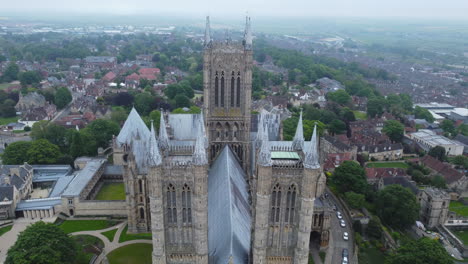 Tiro-De-Establecimiento-De-Retroceso-De-La-Catedral-De-Lincoln-Uk-En-Tiempo-Nublado-Moody