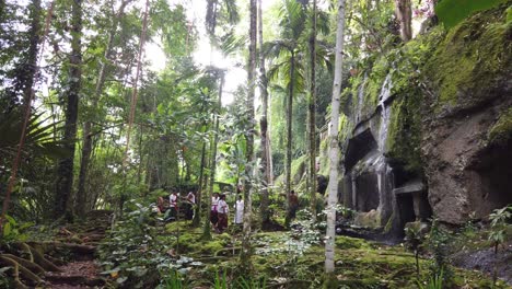 Zeremonie-Der-Balinesen-Im-Tempel-Goa-Garba,-Bali,-Indonesien,-Alte-Steinhöhle,-Archäologische-Stätte,-Friedliche-Und-Meditative-Stätte-Für-Die-Götter