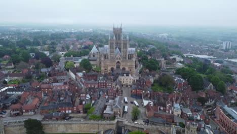 Einspielung-Der-Fassade-Der-Kathedrale-Von-Lincoln-Bei-Stimmungsvollen,-Bewölkten-Bedingungen