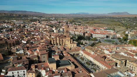 Ciudad-De-Guadix,-Plaza-Y-Catedral-En-Granada,-Andalucía,-España---4k-Aéreo-Dando-Vueltas