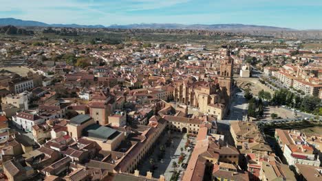 Ciudad-De-Guadix,-Plaza-Y-Catedral-En-Granada,-Andalucía,-España---Antena-4k-Dolly-Adelante