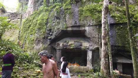 Antigua-Cueva-De-Piedra-En-El-Templo-De-Goa-Garba,-Bali,-Arquitectura-Arqueológica-De-La-Religión-Hindú-Balinesa,-Espacio-Sagrado-Para-La-Paz-Y-La-Oración,-Indonesia