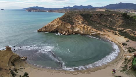 Goldene-Bucht-Und-Sandstrand-In-Aguilas,-Andalusien,-Spanien---Luft-4k-Kreisen