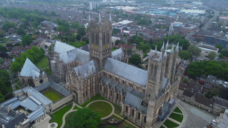 Establecimiento-De-Tiro-Volando-Sobre-La-Catedral-De-Lincoln-Uk-En-Tiempo-Nublado-Moody