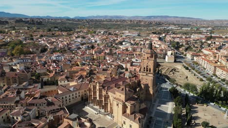 Catedral-De-Guadix-En-Granada,-Andalucía,-España---Antena-4k-Dando-Vueltas