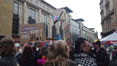 Manifestantes-En-Un-Mitin-Pro-Por-Los-Derechos-De-Las-Personas-Trans