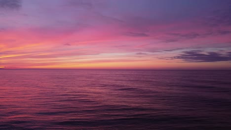 Malerischer-Sonnenuntergang-über-Dem-Meer-Mit-Violetten-Und-Rosafarbenen-Farben,-Farbenfroher-Naturhintergrund-Für-Werbung