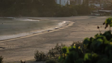 Blick-über-Coolangatta-Vom-Kirra-Hill-Mit-Passanten-Am-Strand-Bei-Sonnenaufgang,-Gold-Coast,-Australien