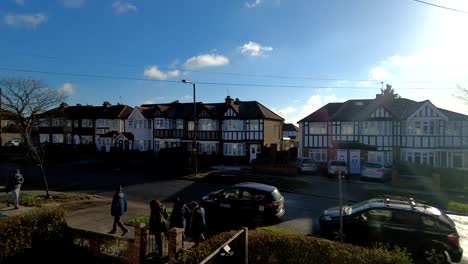 Vista-De-Lapso-De-Tiempo-De-Nubes-Rodantes-Contra-Cielos-Azules-Pasando-Por-Una-Calle-Residencial-En-Londres