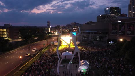 Concierto-Nocturno-En-El-Complejo-De-Artes-Escénicas,-Parque-De-Esculturas,-Denver,-Colorado