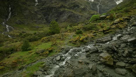 Tourist-Am-Aussichtspunkt-Mit-Blick-Auf-Den-Entfernten-Rob-Roy-Gletscher-In-Neuseeland