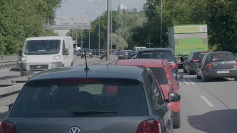 Coches-Arrastrándose-Lentamente-En-Un-Atasco-De-Tráfico-En-Munich,-Alemania