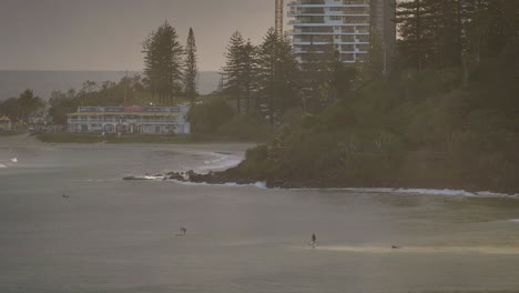 Ver-A-Través-De-Coolangatta-Con-Paddleboarder&#39;s-De-Kirra-Hill,-Gold-Coast,-Australia