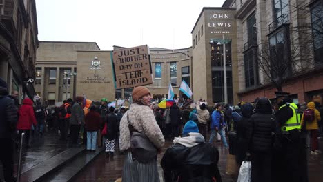 Dos-Manifestantes-Pro-trans-En-Un-Mitin-En-Glasgow