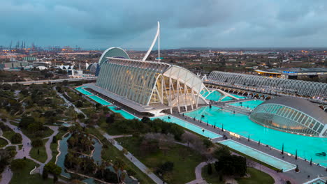 Hiperlapso-De-Drones---Turistas-Explorando-La-Ciudad-De-Las-Artes-Y-Las-Ciencias,-Valencia,-España