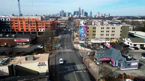 Charlotte-NC-Plaza-Midwood-Forward-Antenne-Mit-Skyline-Im-Blick