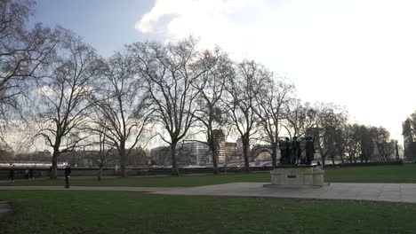 Blick-Auf-Die-Skulptur-Der-Bürger-Von-Calais-In-Den-Victoria-Tower-Gardens-South-In-Westminster-Am-Wintertag-Im-Januar-2023