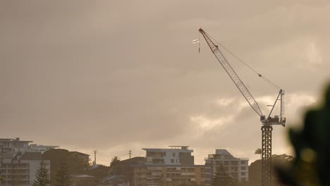 Ver-A-Través-De-Coolangatta-Y-Una-Grúa-De-Construcción-De-Kirra-Hill,-Gold-Coast,-Australia