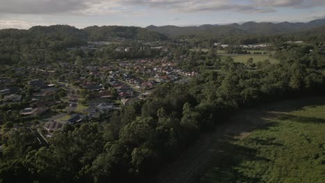 Antena-Sobre-Mudgeeraba,-Costa-Dorada,-Australia