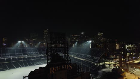 Volando-Sobre-El-Estadio-Coors-Field-Revelando-El-Centro-De-Denver-En-Segundo-Plano