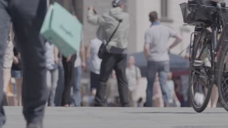 Full-shot-of-people-strolling-the-pedestrian-zone-on-a-summer-day,-captured-with-a-steady-camera,-subjects-in-focus