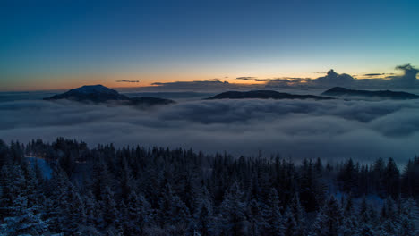 Inversionswolken-Bewegen-Sich-Durch-Das-Tal