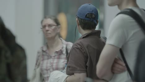 People-waiting-at-a-subway-stop-in-Munich,-Germany