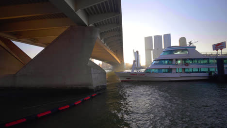 Barco-Spido,-La-Ciudad-De-Rotterdam,-El-Puente-Erasmus