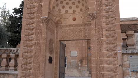 Haupteingang-Des-Gartens-Der-Mardin-Latifiye-Moschee-An-Einem-Bewölkten-Tag
