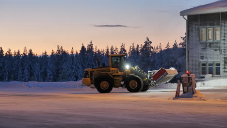 Tractor-Del-Aeropuerto,-Remoción-De-Nieve-Del-Delantal-En-Arvidsjaur,-Suecia-Al-Amanecer