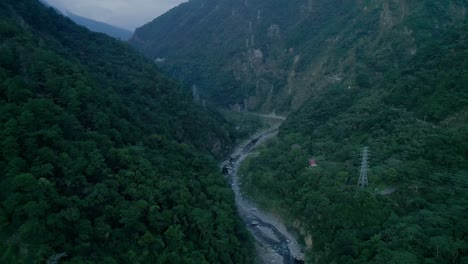 Valle-De-Montaña-Con-Río-Y-Cielo-En-Guguan-Taichung-Taiwán