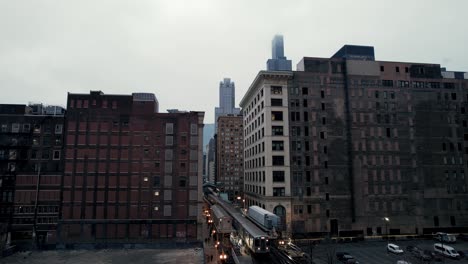 Chicago-Stadtbild-Der-Innenstadtschleife-Als-Erhöhte-U-bahn-Fährt-Durch-Gebäude