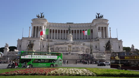 Autos-Und-Reisebusse-Fahren-Am-Altar-Des-Vaterlandes-In-Rom,-Italien,-Vorbei