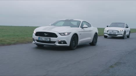 Ford-Mustang,-Drei-Generationen-Von-Fahrzeugen,-Vom-Elektrischen-Suv-Mach-e-Bis-Zum-Gt-5