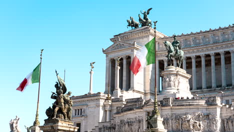 Lapso-De-Tiempo-De-Banderas-Ondeando-Al-Viento-Frente-Al-Altar-De-La-Patria-De-Italia-En-Honor-De-Victor-Emmanuel-Ii