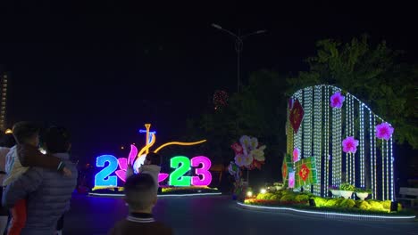 Foto-De-Mano-De-Familias-Tomando-Fotos-Y-Dando-La-Bienvenida-Al-Año-Nuevo-En-Lang-Son