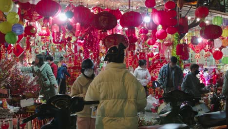 Toma-Estática-De-Clientes-Que-Compran-Productos-En-Una-Tienda-De-Mercado-Callejero-En-Lang-Son