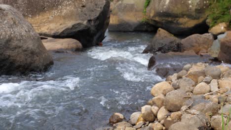Wasser-Fließt-In-Einem-Felsigen-Fluss
