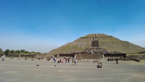 Majestuoso-Timelapse-De-La-Antigua-Pirámide-Del-Sol-En-El-Sitio-Arqueológico-De-Teotihuacán,-México